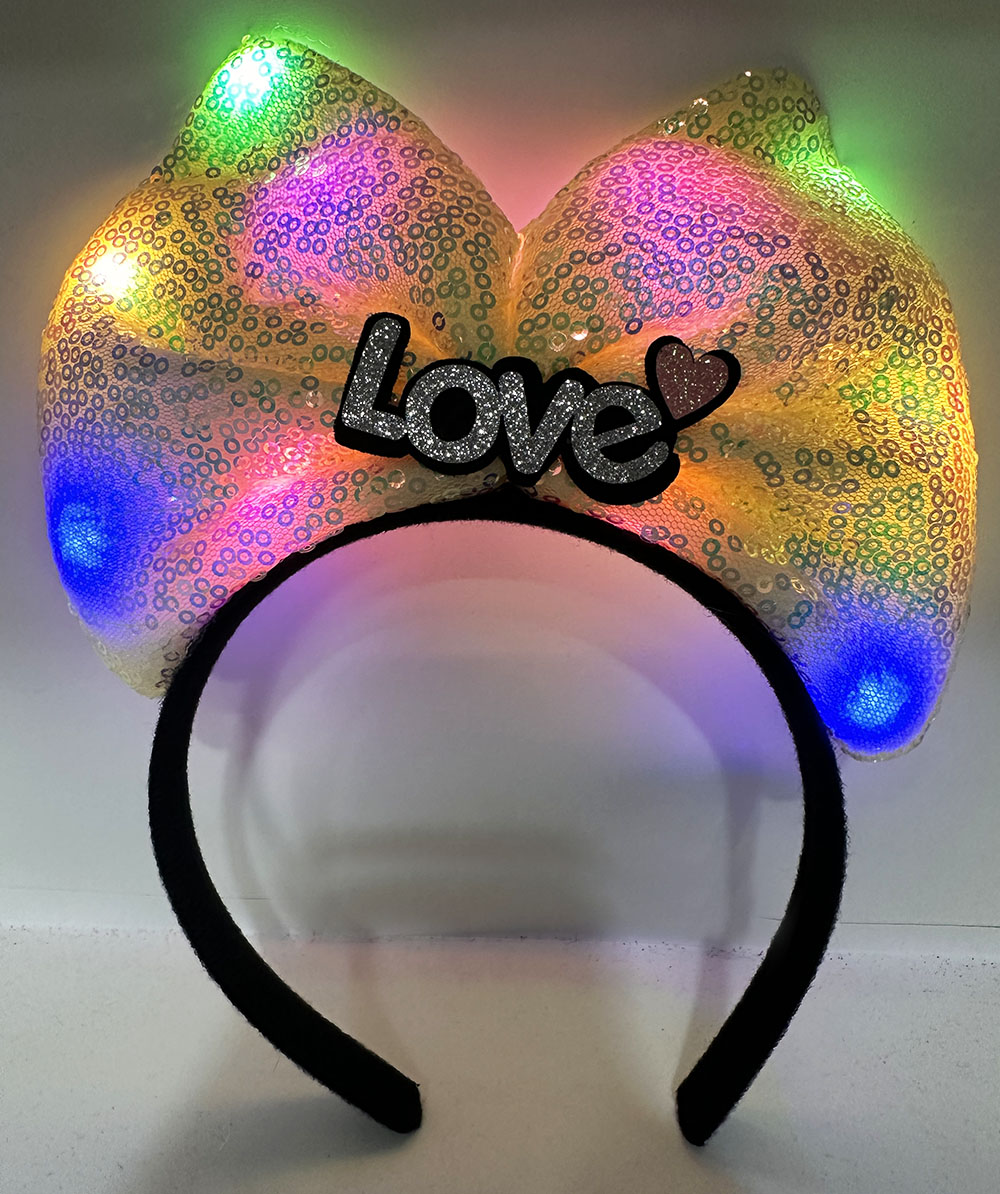 Led Isikli 3 Farkli Fonksiyonda Yanan Gumus Love Yazili Sari Fiyonk Tac 20X17 cm