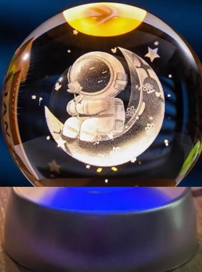 Dekoratif Ay Ustunde Astronot Tasarimli Plastik Altlikli Cam Kure