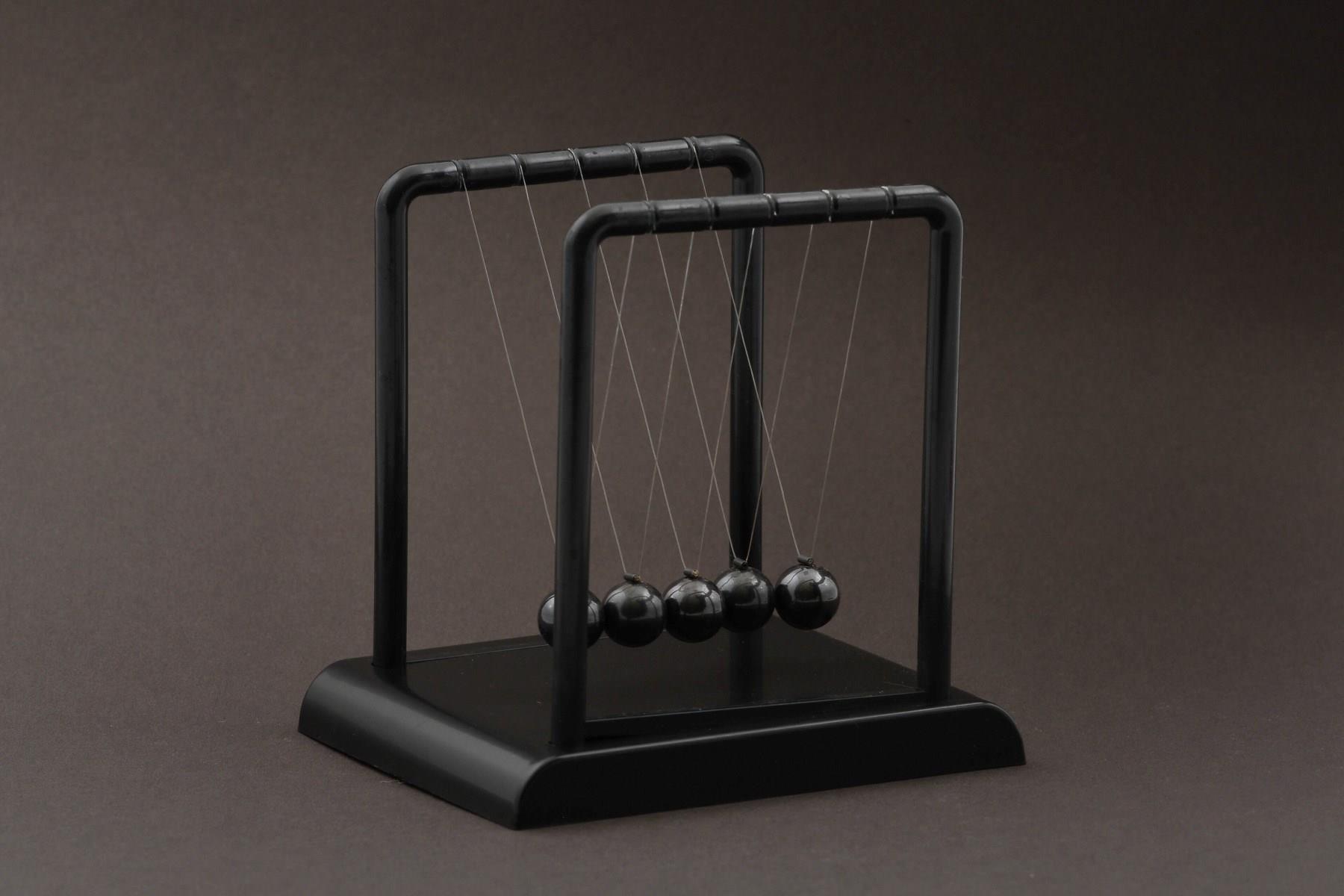 Newton’Un Besigi Denge Toplari Kurami Momentumun Korunumu