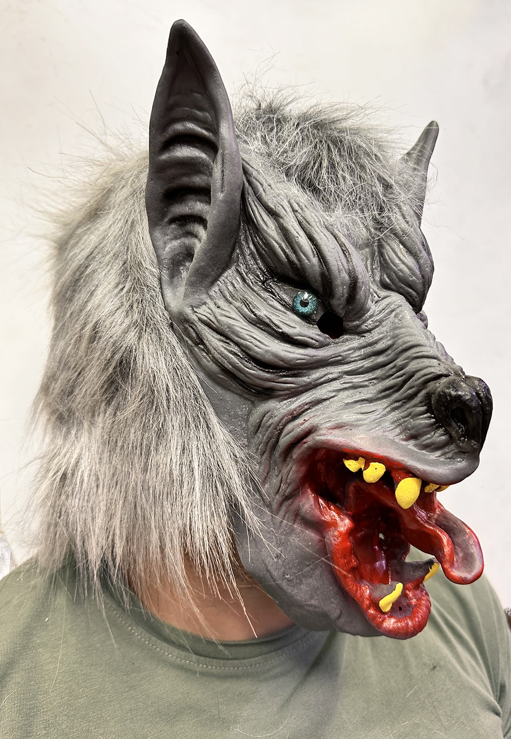 Kafaya Tam Gecmeli Lateks Dil Cikaran Mavi Gozlu Kurt Maskesi