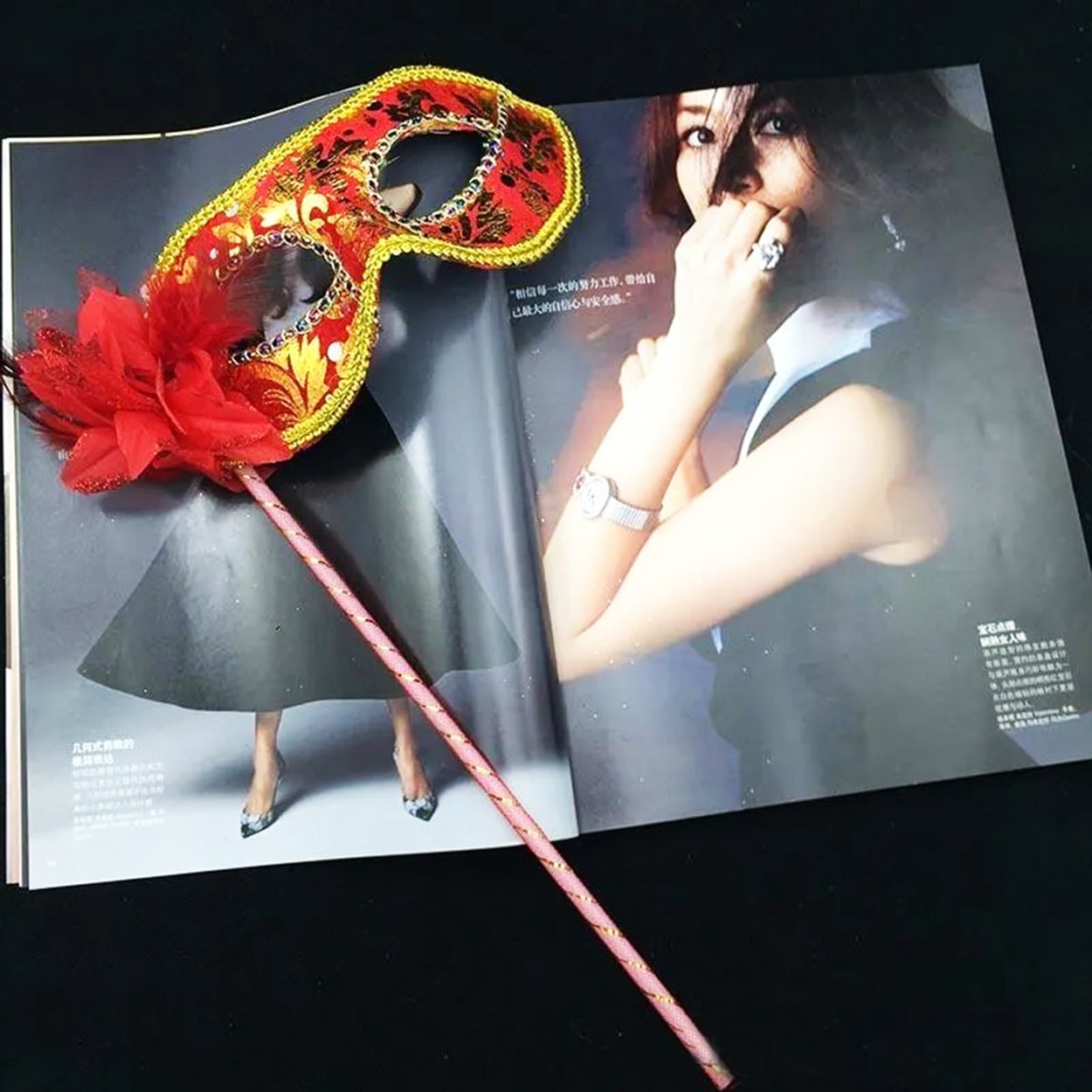 Luks Tasli Sapli Maskeli Balo Maskesi Kirmizi Renk 35 cm