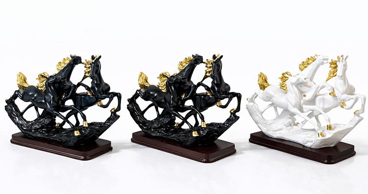 Polyester 3'Lu Sahlanmis At Figuru