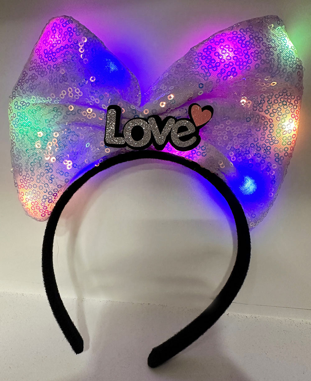 Led Isikli 3 Farkli Fonksiyonda Yanan Gumus Love Yazili Lila Fiyonk Tac 20X17 cm