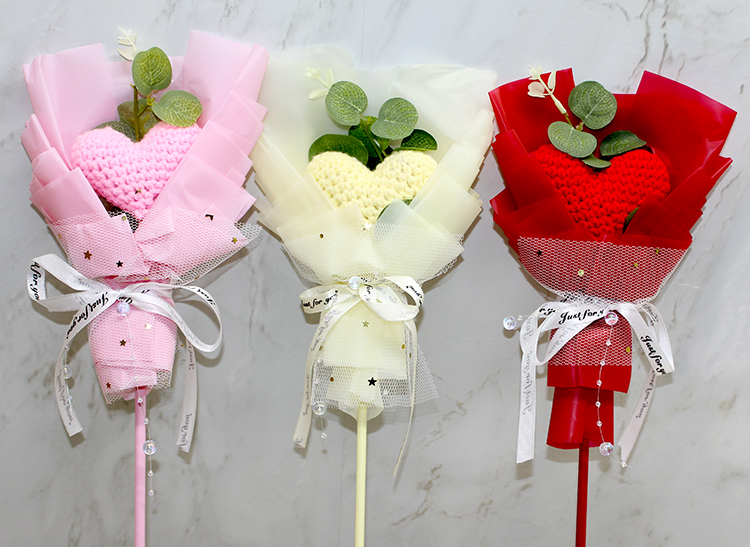 El Orgusu Kalp Cicegi Buketi