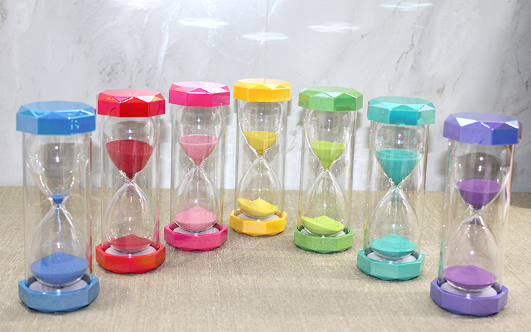 Plastik Cerceveli Renkli 15 Dk Kumsaati