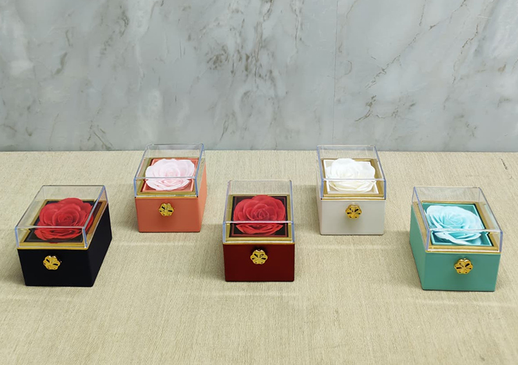 Romantik  Gul Yuzuk Kutusu Kare