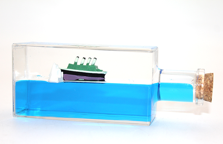 Sise Icinde Batmayan Gemi