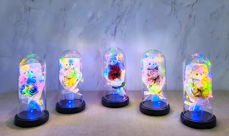 Isikli Muzikli Fanus icinde Sevimli Ayicikli Gul Buketi